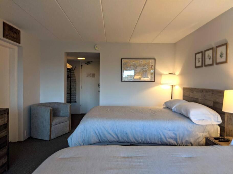 Cute Lower Level Cedar Lodge Room With Balcony & Lake Views! 拉科尼亚 外观 照片
