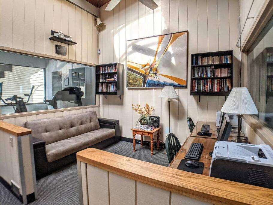 Cute Lower Level Cedar Lodge Room With Balcony & Lake Views! 拉科尼亚 外观 照片