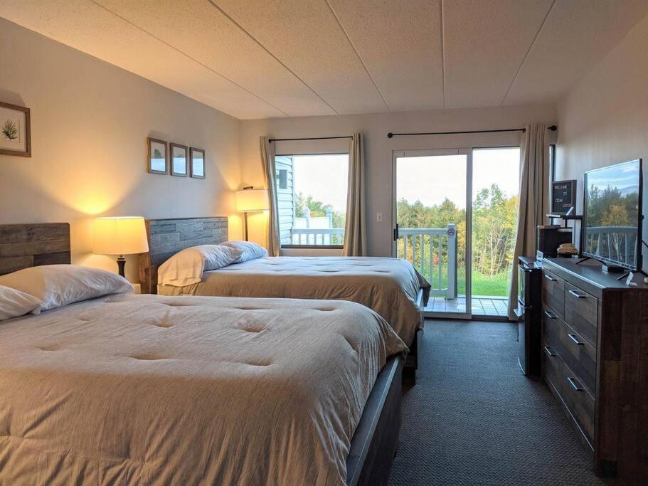 Cute Lower Level Cedar Lodge Room With Balcony & Lake Views! 拉科尼亚 外观 照片